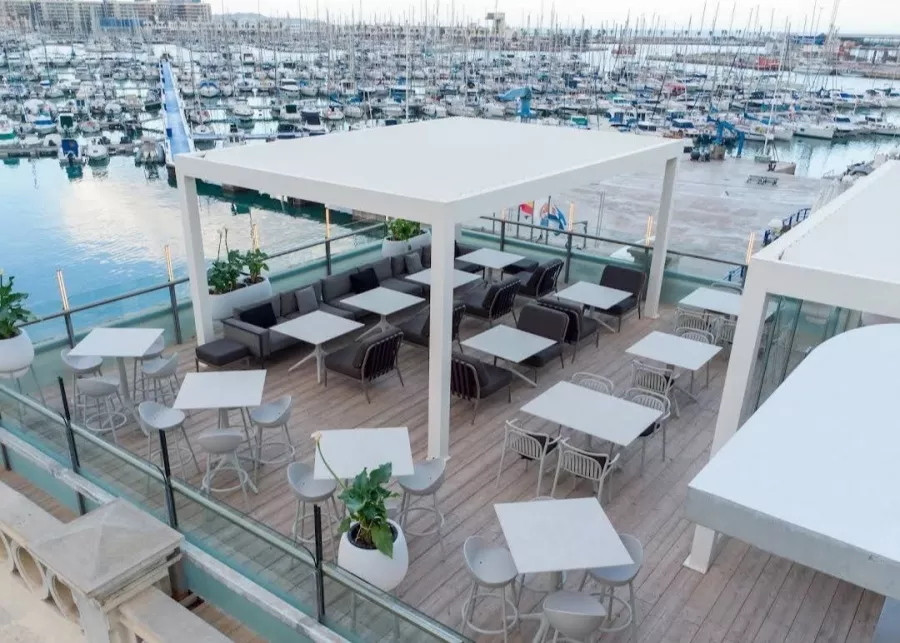 Ресторан Monastrell, La cubierta del Monastrell в Аликанте: Бар, Вкусно, Кафе, Ресторан, Бургеры, Алкоголь, Гриль, Напитки, Еда,