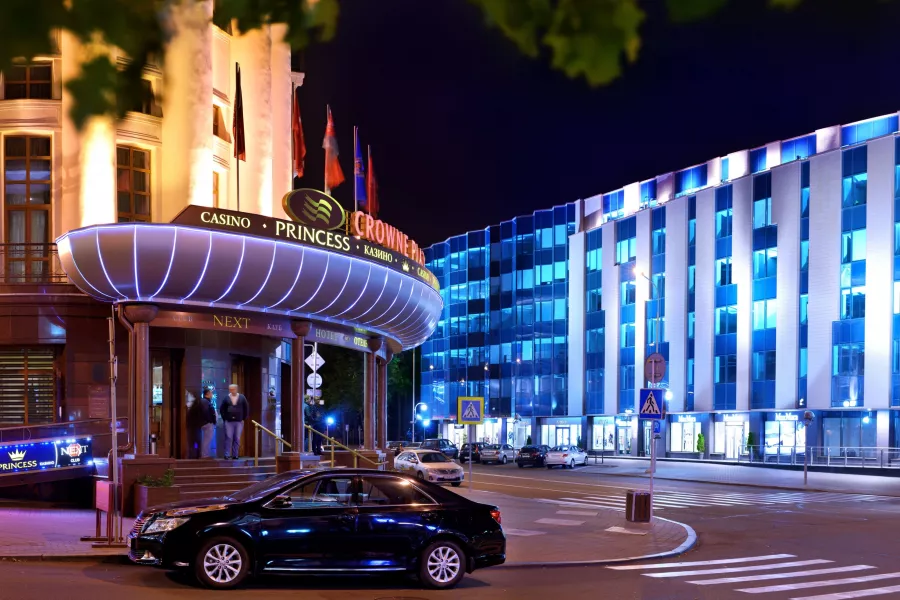 Отель Crowne Plaza 4* в Минске: Отель, Бассейн, Ресторан, Бар, Шведский стол, Фитнес, Казино, Spa,