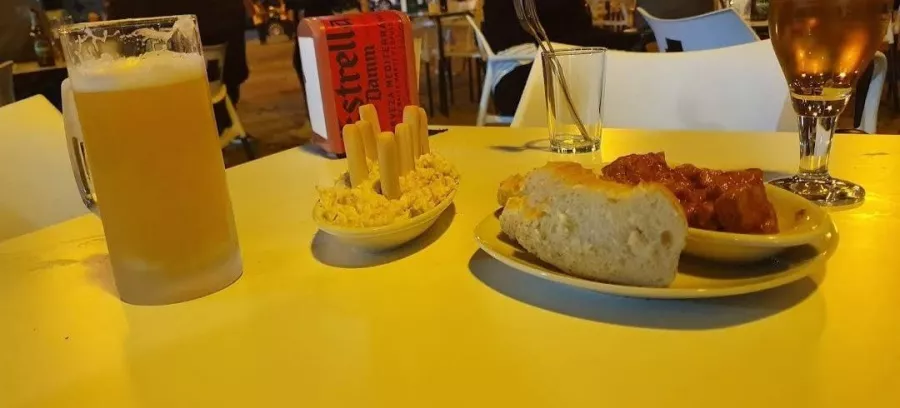 Бар Bar Cafetería Cherry в Аликанте: Бар, Вкусно, Кафе, Бургеры, Алкоголь, Гриль, Напитки, Еда,