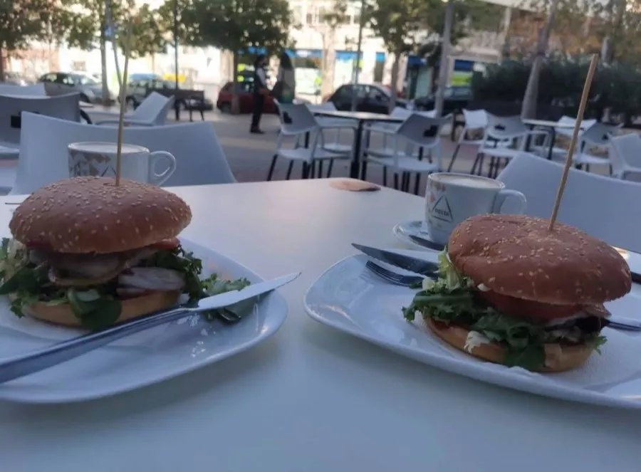 Бар Bar Cafetería Cherry в Аликанте: Бар, Вкусно, Кафе, Бургеры, Алкоголь, Гриль, Напитки, Еда,