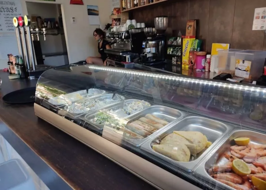 Бар Bar Cafetería Cherry в Аликанте: Бар, Вкусно, Кафе, Бургеры, Алкоголь, Гриль, Напитки, Еда,
