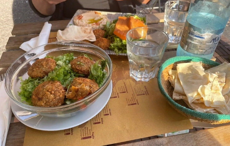 Ресторан Hommus Snack Libanese в Комо: Еврейская кухня, Ливанская кухня, Хумус , Фалафель ,