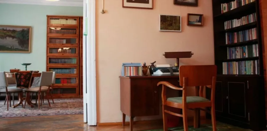 Литературный музей Петруся Бровки в Минске: Музей, Культура, История, Литература, Посмотреть, Выставочные залы, Экскурсии, Экспонаты, Экспозиции,
