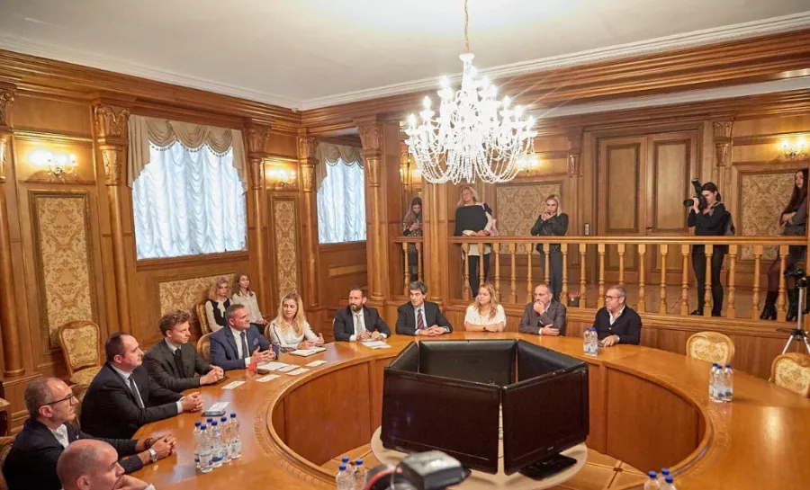 Дворцово-парковый комплекс Dipservice Hall в Минске: Банкетный зал, Мероприятия, Не пропусти, Торжества, Площадка для мероприятий, Аренда залов, Домики, Гостиница, Номера,
