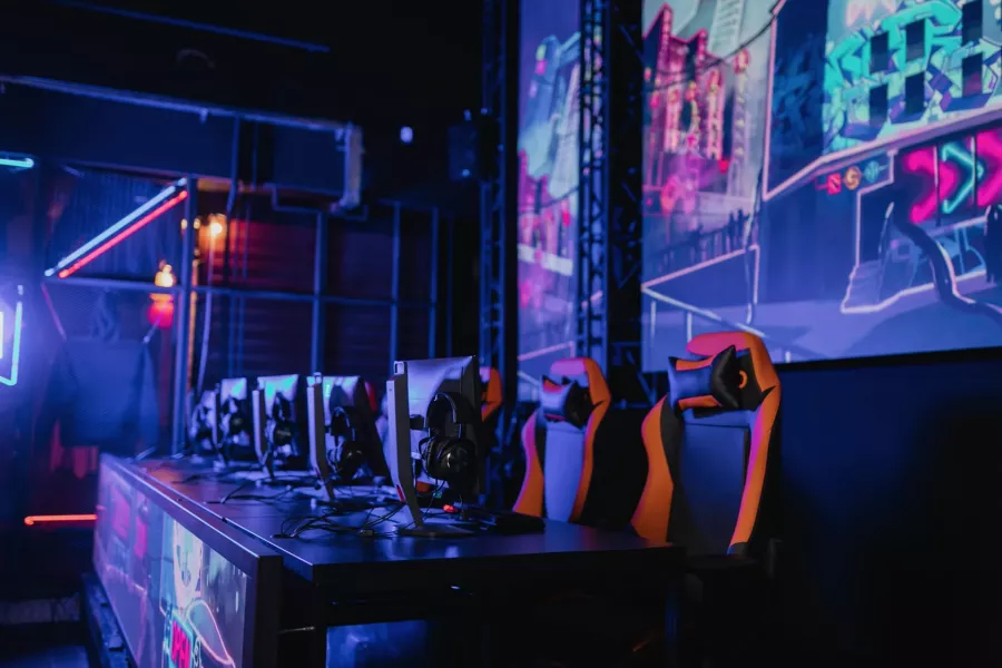 Киберплощадка META ARENA в Минске: Киберспорт, Компьютеры, Лаундж-зоны, Игровые приставки, PS5, Удобные кресла, Турниры, Круглосуточно,