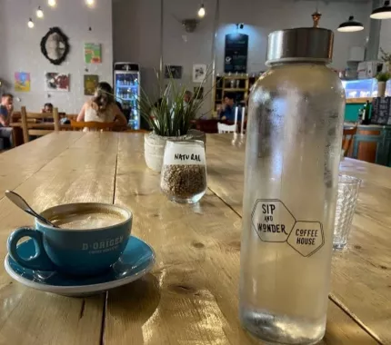Кофейня "Sip and Wonder Coffee House"