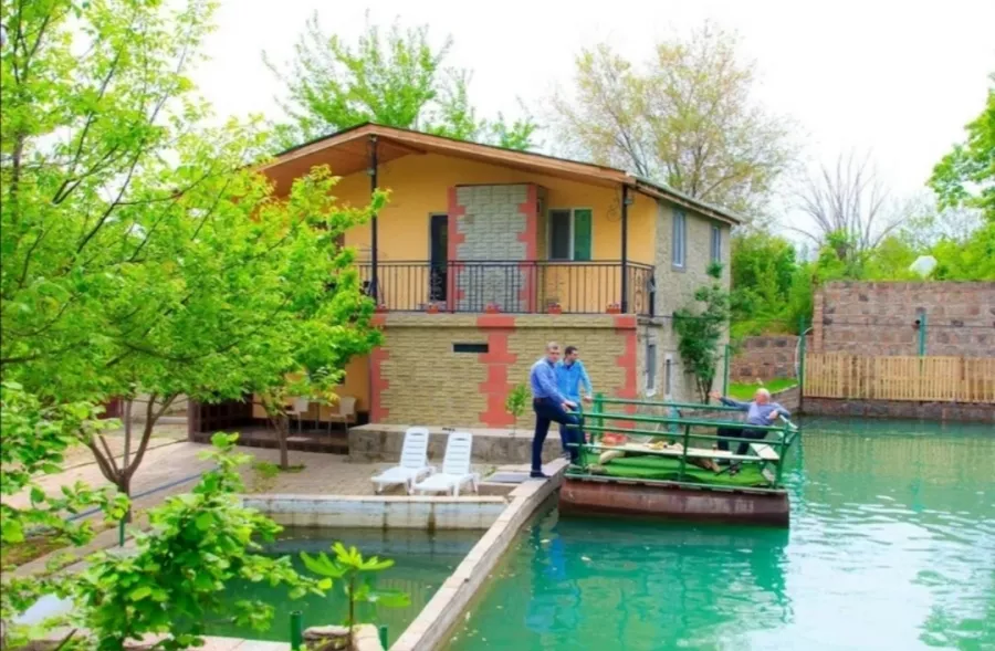 სასტუმრო ამირანის ტბა (Гостиница Amiran's Lake) в Тбилиси: Гостиница, Чилим, Бассейн, На Свежем Воздухе, Площадка Для Пикника, Рыбалка, Сад, Велопрогулки,
