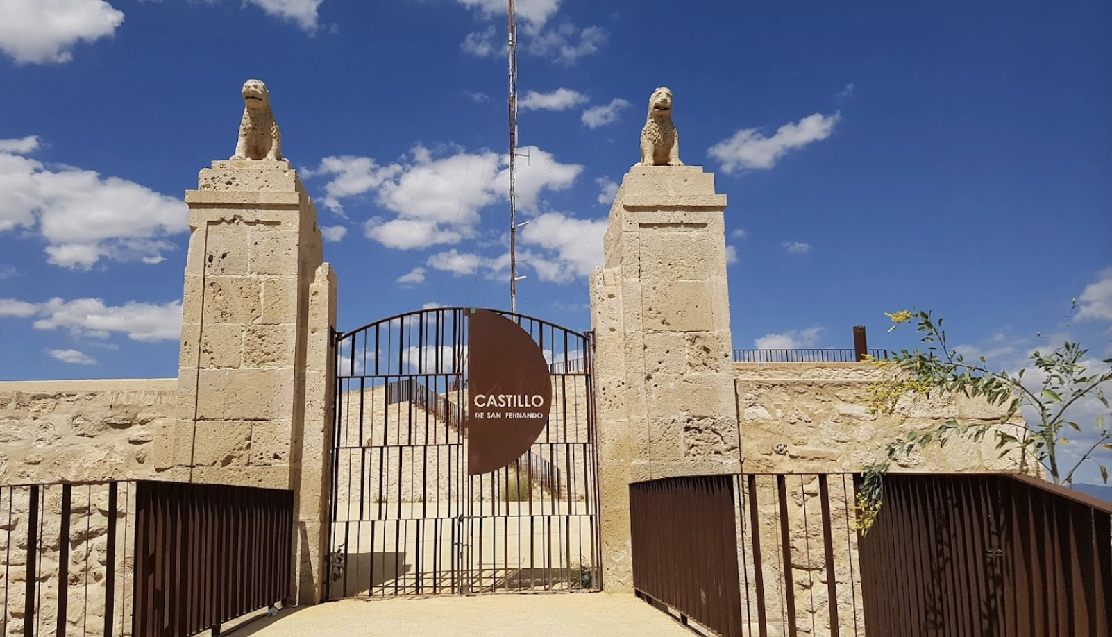 Замок "Castell de Sant Ferran"