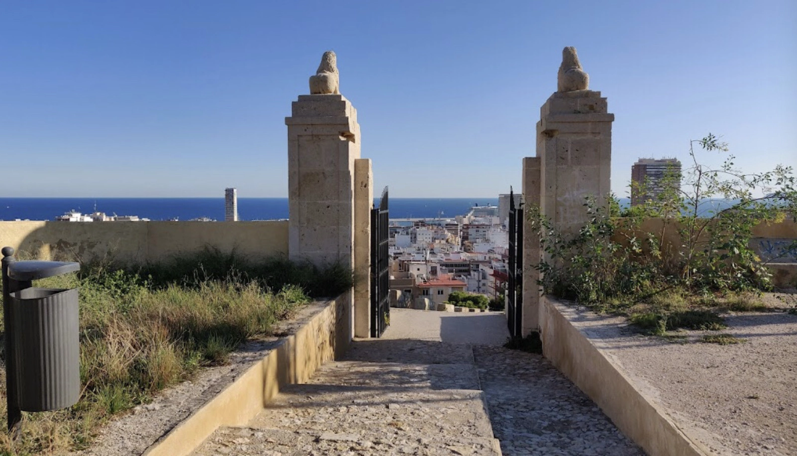 Замок "Castell de Sant Ferran"