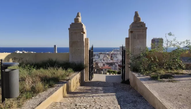 Замок "Castell de Sant Ferran"