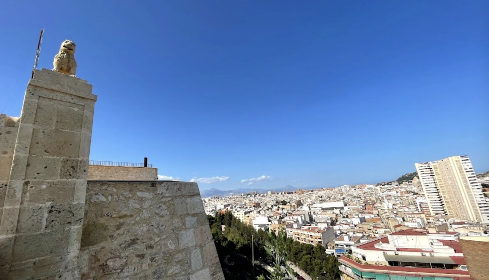 Замок "Castell de Sant Ferran"