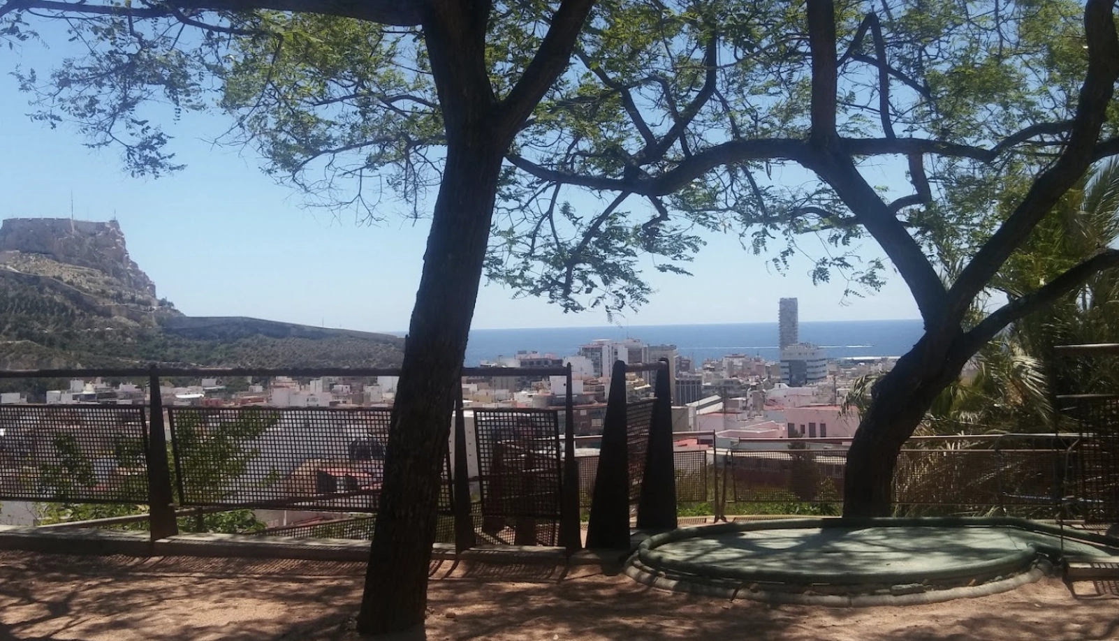 Замок "Castell de Sant Ferran"