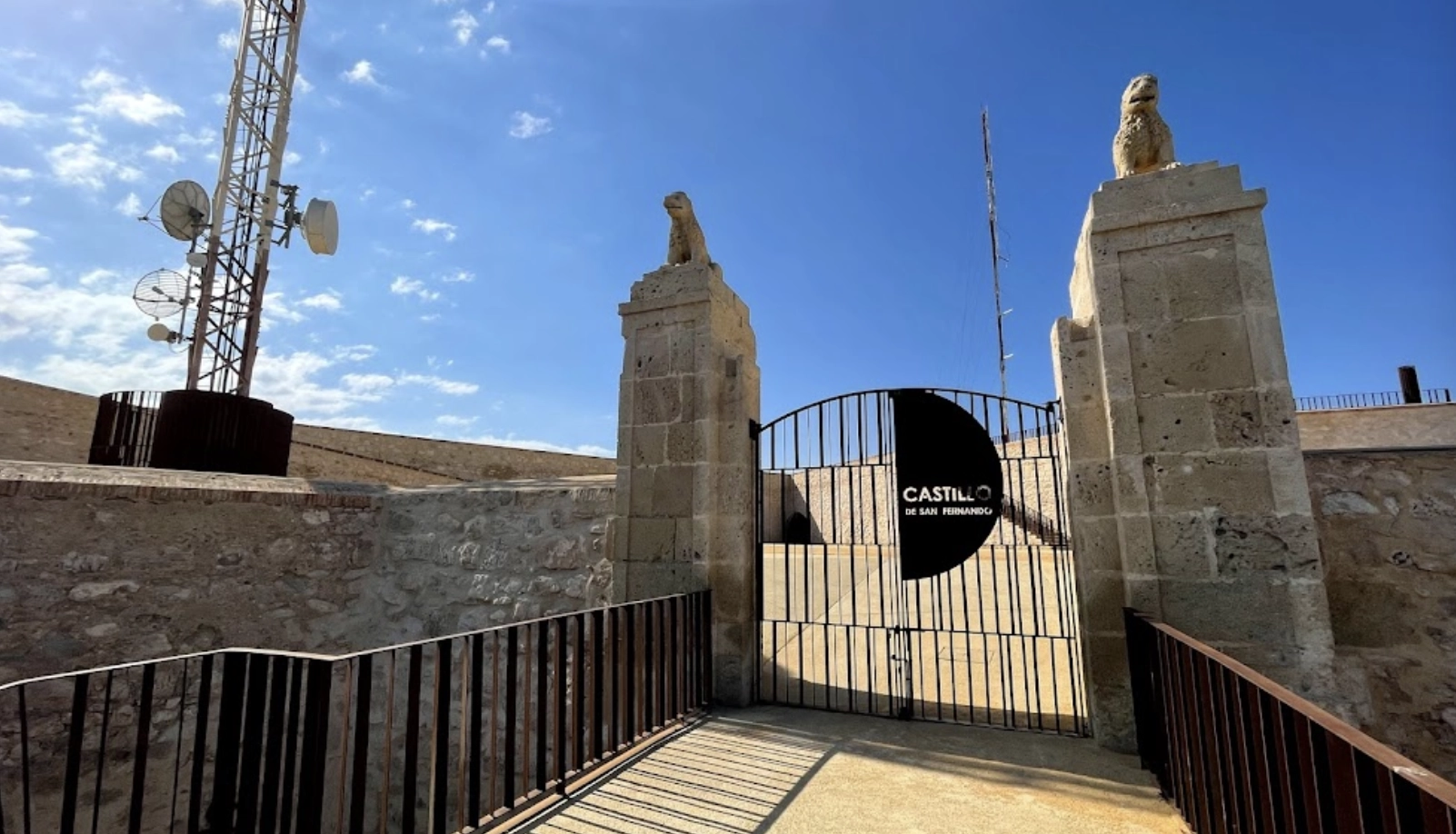 Замок "Castell de Sant Ferran"