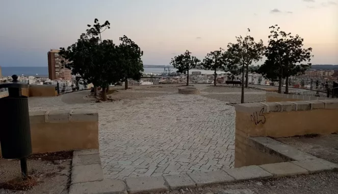 Замок "Castell de Sant Ferran"