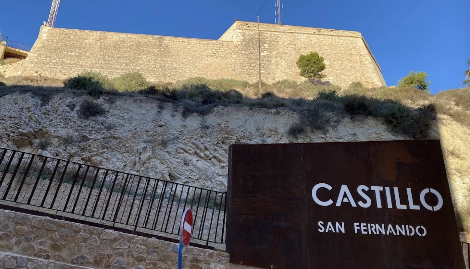 Замок "Castell de Sant Ferran"