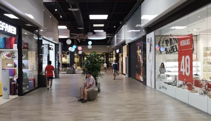 Торговый центр "Outlet Stores"