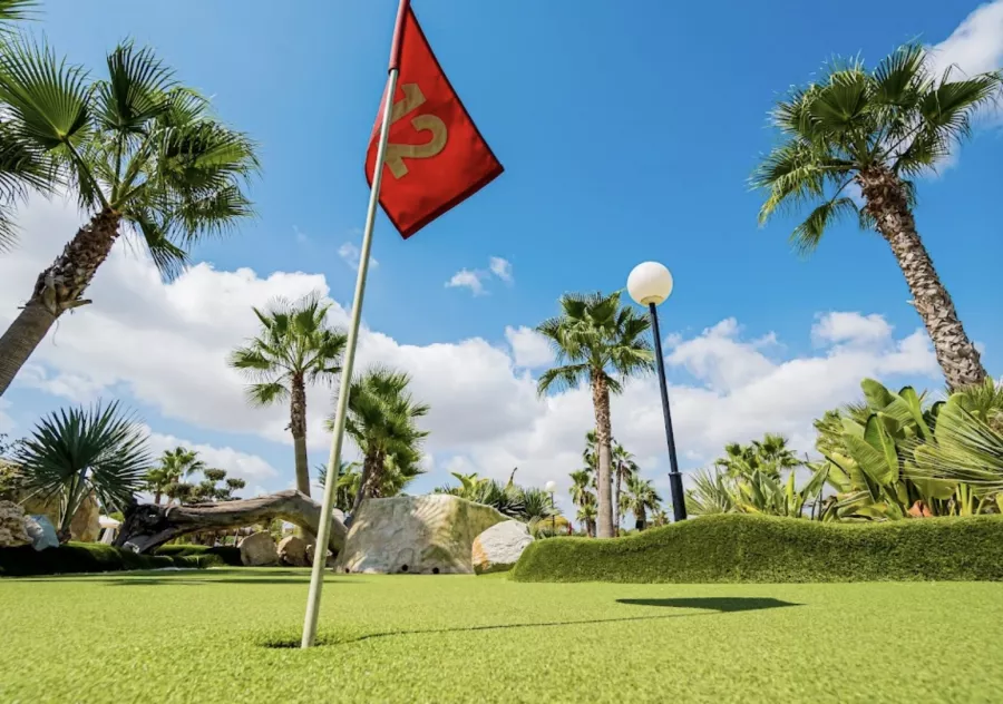 Плащадка для игры в мини гольф Greenlands Sport Club в Торревьехе: Гольф, Игры,