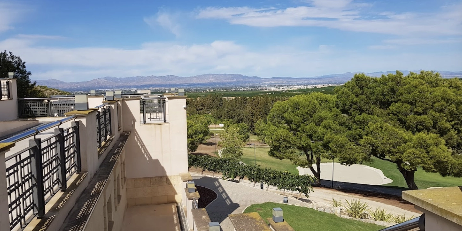 Школа и поле для гольфа "La Finca Golf"