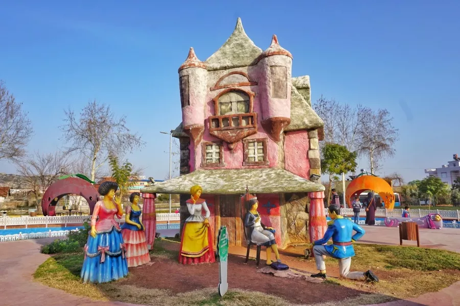 Парк Masal Parkı в Анталии: Скульптура, Парк, Развлечение, Игры,
