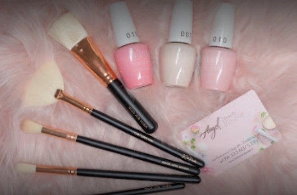 Салон красоты Angel Beauty Lounge в Риме: Ресницы, Массаж, Маникюр, Педикюр,