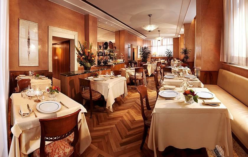 Отель Cavour 4* в Милане: Отель в центре, Шведский стол, Бар , Ресторан, Спа, Сауна, Конференц-зал, бизнес-центр, Тренажерный зал, Трансфер,