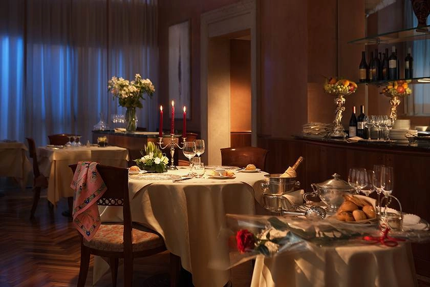 Отель Cavour 4* в Милане: Отель в центре, Шведский стол, Бар , Ресторан, Спа, Сауна, Конференц-зал, бизнес-центр, Тренажерный зал, Трансфер,