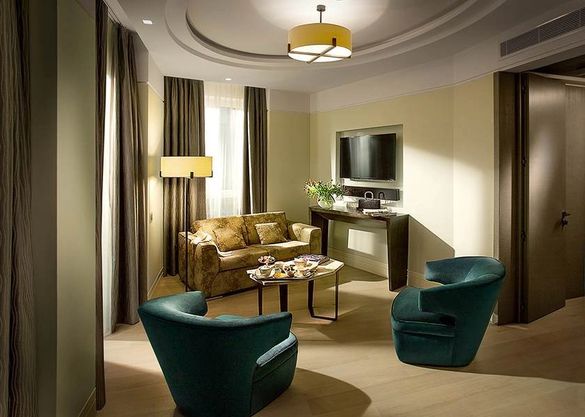 Отель Cavour 4* в Милане: Отель в центре, Шведский стол, Бар , Ресторан, Спа, Сауна, Конференц-зал, бизнес-центр, Тренажерный зал, Трансфер,