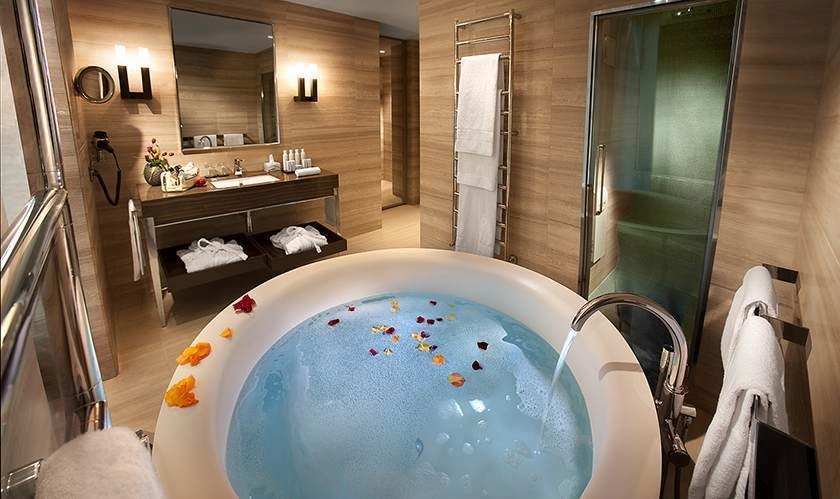 Отель Cavour 4* в Милане: Отель в центре, Шведский стол, Бар , Ресторан, Спа, Сауна, Конференц-зал, бизнес-центр, Тренажерный зал, Трансфер,