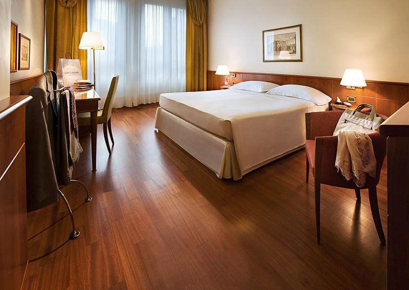 Отель Cavour 4* в Милане: Отель в центре, Шведский стол, Бар , Ресторан, Спа, Сауна, Конференц-зал, бизнес-центр, Тренажерный зал, Трансфер,