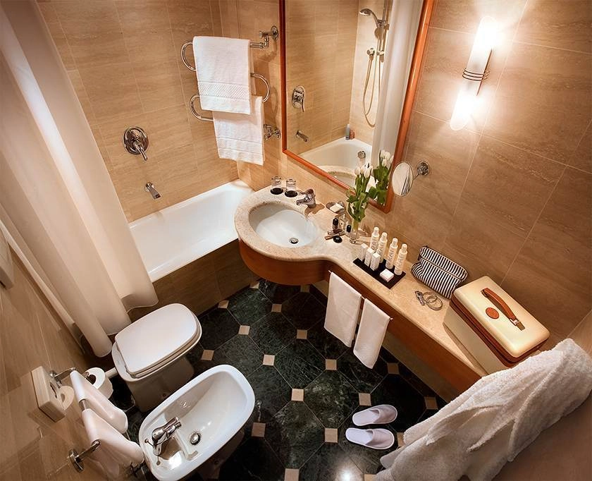Отель Cavour 4* в Милане: Отель в центре, Шведский стол, Бар , Ресторан, Спа, Сауна, Конференц-зал, бизнес-центр, Тренажерный зал, Трансфер,