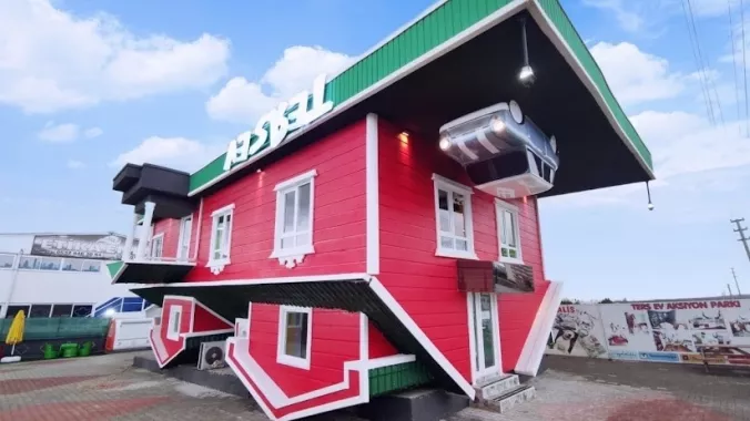 Перевернутый дом "Upside down House"