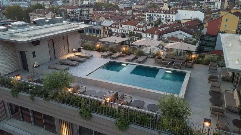 Отель Viu Milan 5* в Милане: Отель в центре, Спа, Тренажерный зал, Терраса, Бассейн на крыше, Современные номера, Вечеринки, Оздоровительный центр, Конференц-зал, Трансфер, Бар,