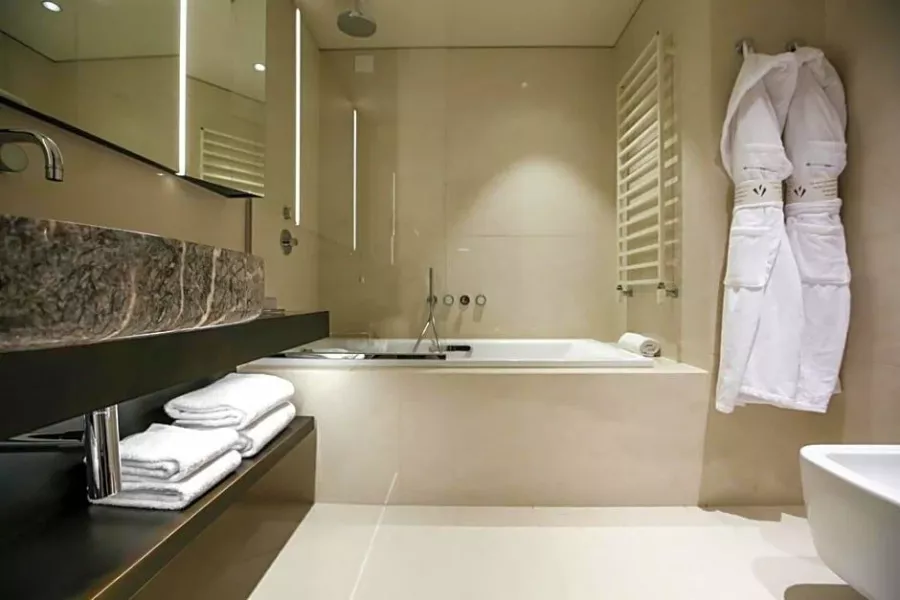 Отель Viu Milan 5* в Милане: Отель в центре, Спа, Тренажерный зал, Терраса, Бассейн на крыше, Современные номера, Вечеринки, Оздоровительный центр, Конференц-зал, Трансфер, Бар,