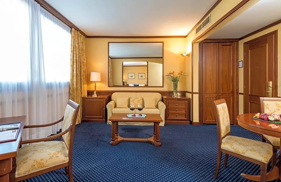 ОтельLeonardo Hotel Milan City Center 4* в Милане: Отель в центре, Фитнесс-центр, Конференц-зал, Ресторан, Открытая терраса, Бар, Трансфер, Шведский стол,