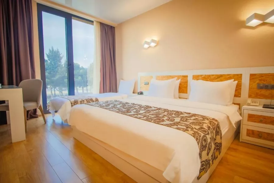 Отель Iveria Inn(სასტუმრო იბერია ინნ) в Тбилиси: Отель, Чилим, Четыре Звезды, Ресторан, Кондиционер, Мини-бар,