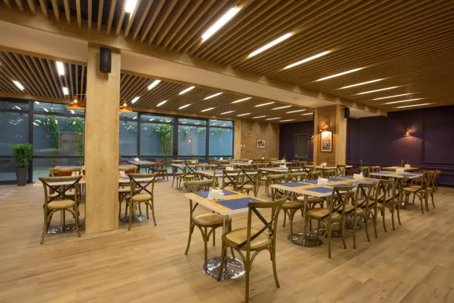 Отель Iveria Inn(სასტუმრო იბერია ინნ) в Тбилиси: Отель, Чилим, Четыре Звезды, Ресторан, Кондиционер, Мини-бар,