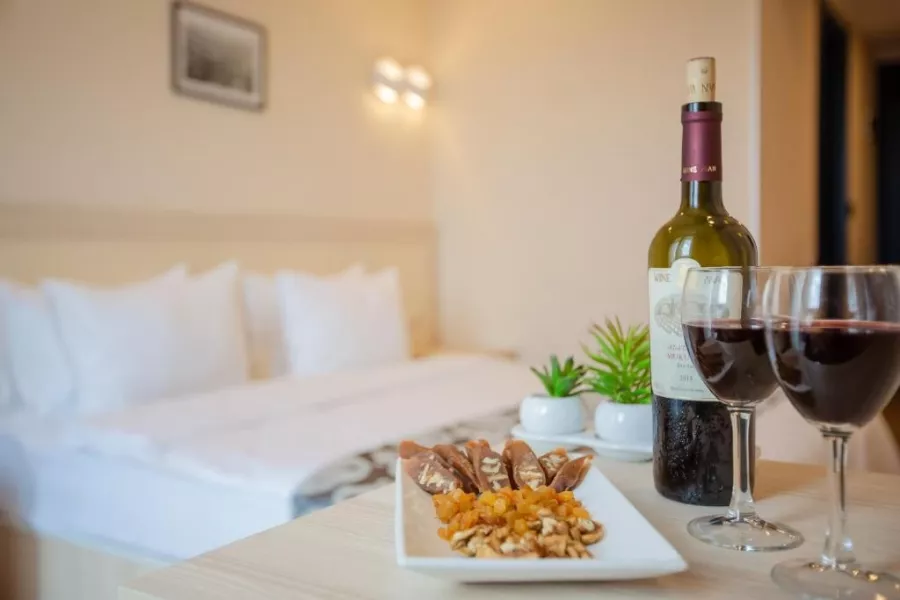 Отель Iveria Inn(სასტუმრო იბერია ინნ) в Тбилиси: Отель, Чилим, Четыре Звезды, Ресторан, Кондиционер, Мини-бар,