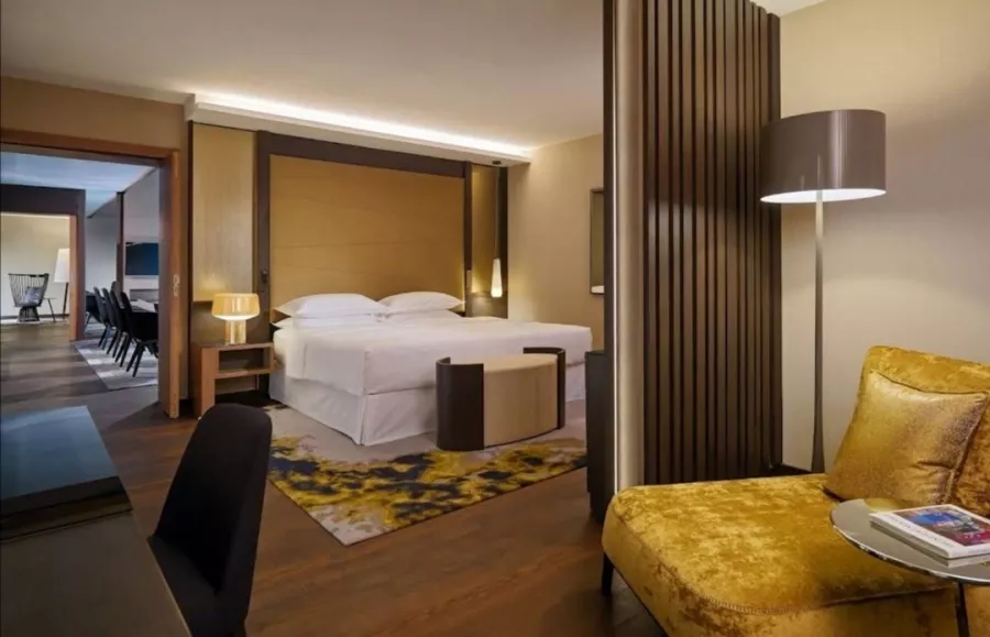Отель Sheraton Metechi Palace (სასტუმრო შერატონ მეტეხი პალასი) в Тбилиси: Отель, Чилим, Пять Звёзд, Тренажёрный Зал, Конференц Зал, Ресторан, Грузинская Кухня, Бар, СПА Центр, Бассейн,