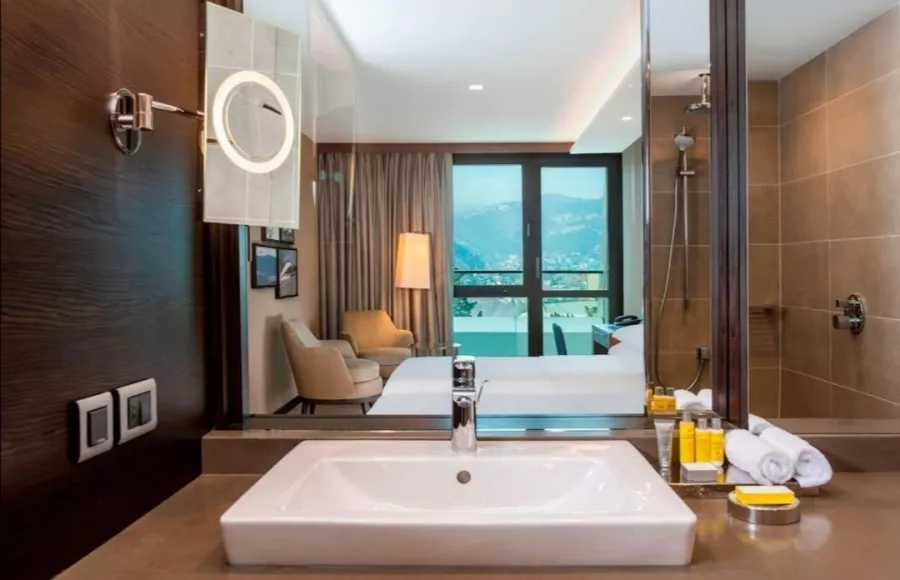 Отель Sheraton Metechi Palace (სასტუმრო შერატონ მეტეხი პალასი) в Тбилиси: Отель, Чилим, Пять Звёзд, Тренажёрный Зал, Конференц Зал, Ресторан, Грузинская Кухня, Бар, СПА Центр, Бассейн,