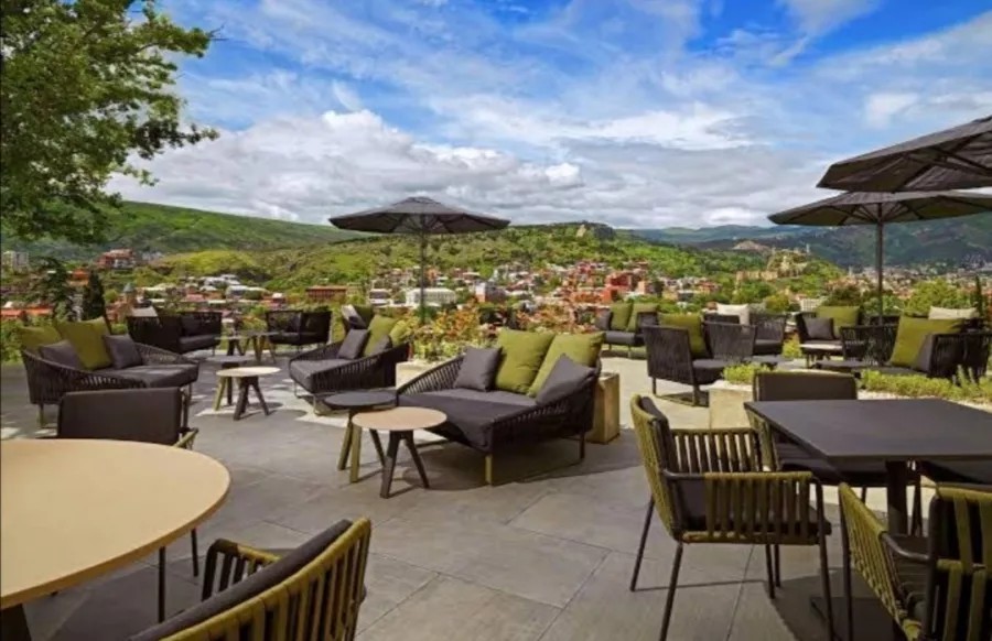 Отель Sheraton Metechi Palace (სასტუმრო შერატონ მეტეხი პალასი) в Тбилиси: Отель, Чилим, Пять Звёзд, Тренажёрный Зал, Конференц Зал, Ресторан, Грузинская Кухня, Бар, СПА Центр, Бассейн,