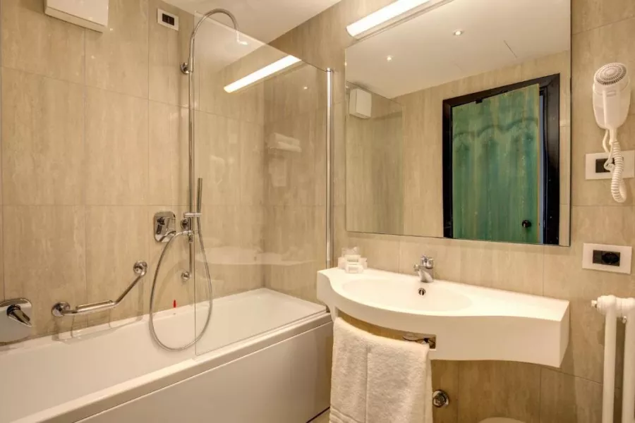 ОтельAlbergo Firenze в Комо: Испания , Отель, Чилим,