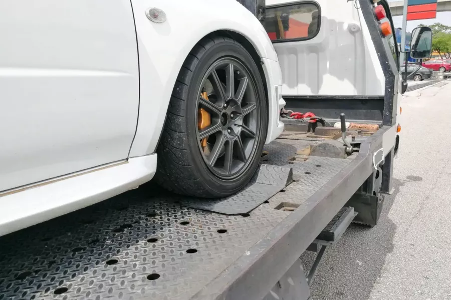 Автосервис Carrozzeria Rutilia в Милане: Починка машины , Помощь на дорогах , Покраска авто , Автосервис , Эвакуация , Обслуживание авто , Замена авто , Полировка ,