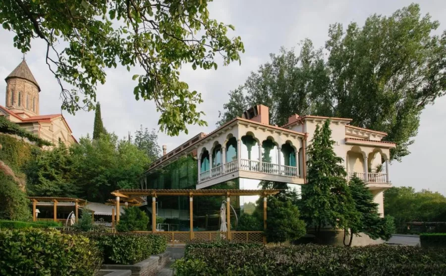 Бутик-отель Vinotel (სასტუმრო ვინოტელი) в Тбилиси: Вино, Отель, Библиотека,