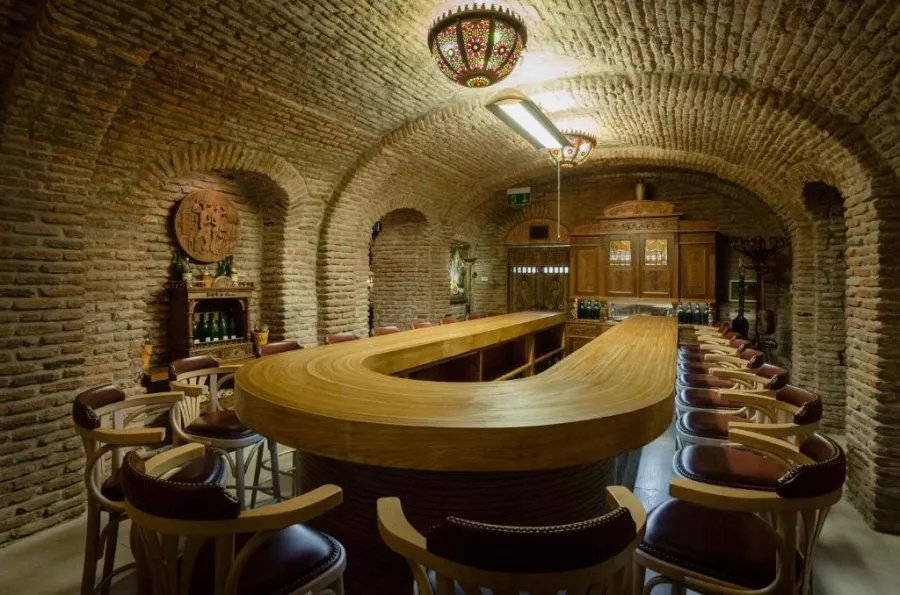 Бутик-отель Vinotel (სასტუმრო ვინოტელი) в Тбилиси: Чилим, Четыре Звезды, Винный Погреб, Отель, Библиотека,