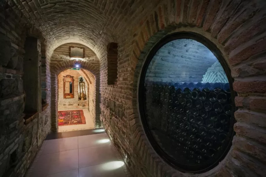 Бутик-отель Vinotel (სასტუმრო ვინოტელი) в Тбилиси: Чилим, Четыре Звезды, Винный Погреб, Отель, Библиотека,