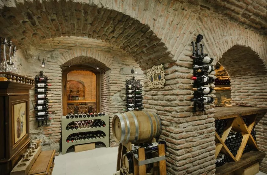 Бутик-отель Vinotel (სასტუმრო ვინოტელი) в Тбилиси: Чилим, Четыре Звезды, Винный Погреб, Отель, Библиотека,