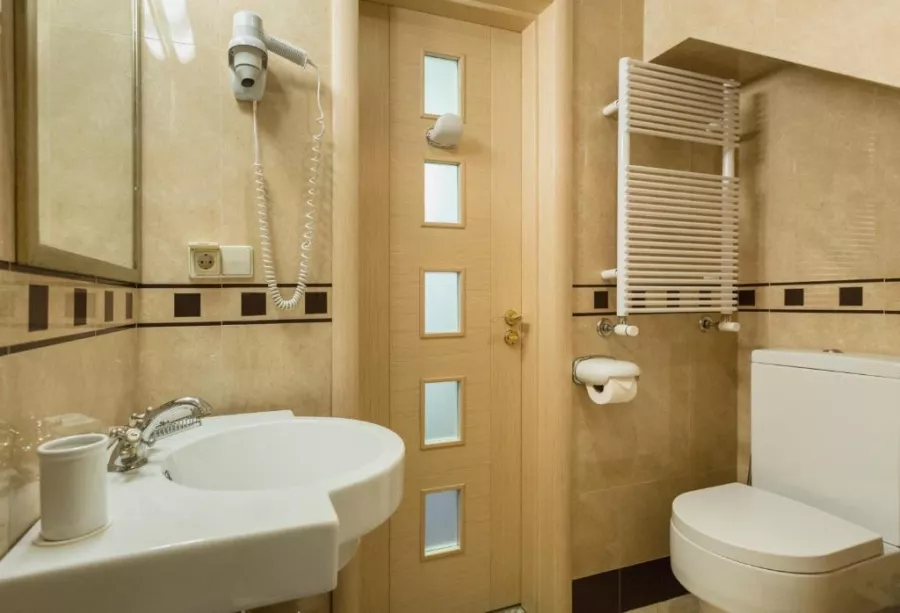 Бутик-отель Vinotel (სასტუმრო ვინოტელი) в Тбилиси: Чилим, Четыре Звезды, Винный Погреб, Отель, Библиотека,
