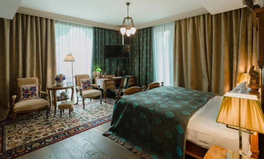 Бутик-отель Vinotel (სასტუმრო ვინოტელი) в Тбилиси: Чилим, Четыре Звезды, Винный Погреб, Отель, Библиотека,