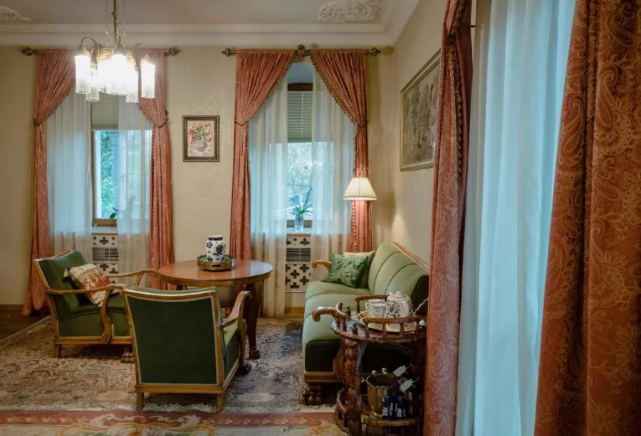 Бутик-отель Vinotel (სასტუმრო ვინოტელი) в Тбилиси: Чилим, Четыре Звезды, Винный Погреб, Отель, Библиотека,