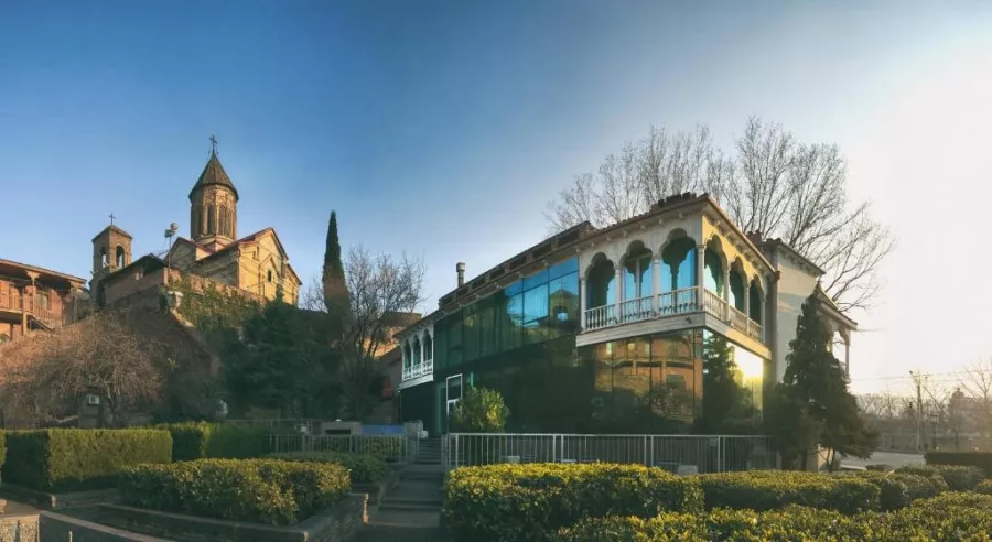 Бутик-отель Vinotel (სასტუმრო ვინოტელი) в Тбилиси: Чилим, Четыре Звезды, Винный Погреб, Отель, Библиотека,